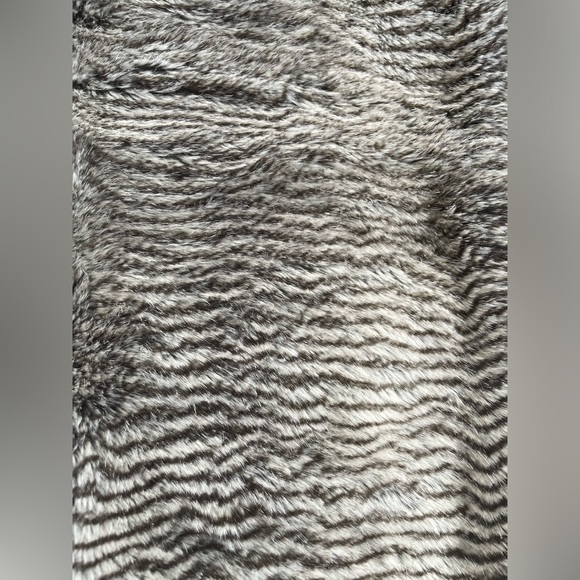 NWOT Stella & Dot 3-Way Reversible Faux-Fur Scarf Wrap - Picture 5 of 8